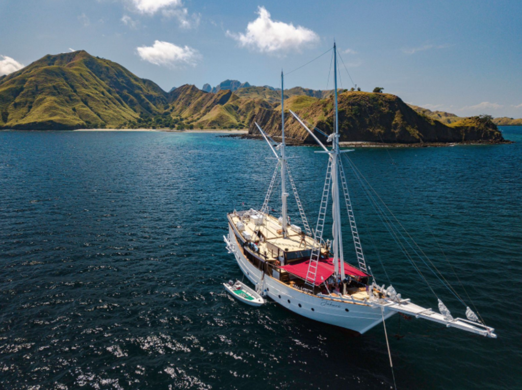Luxurious Liveaboard Komodo with landscape view