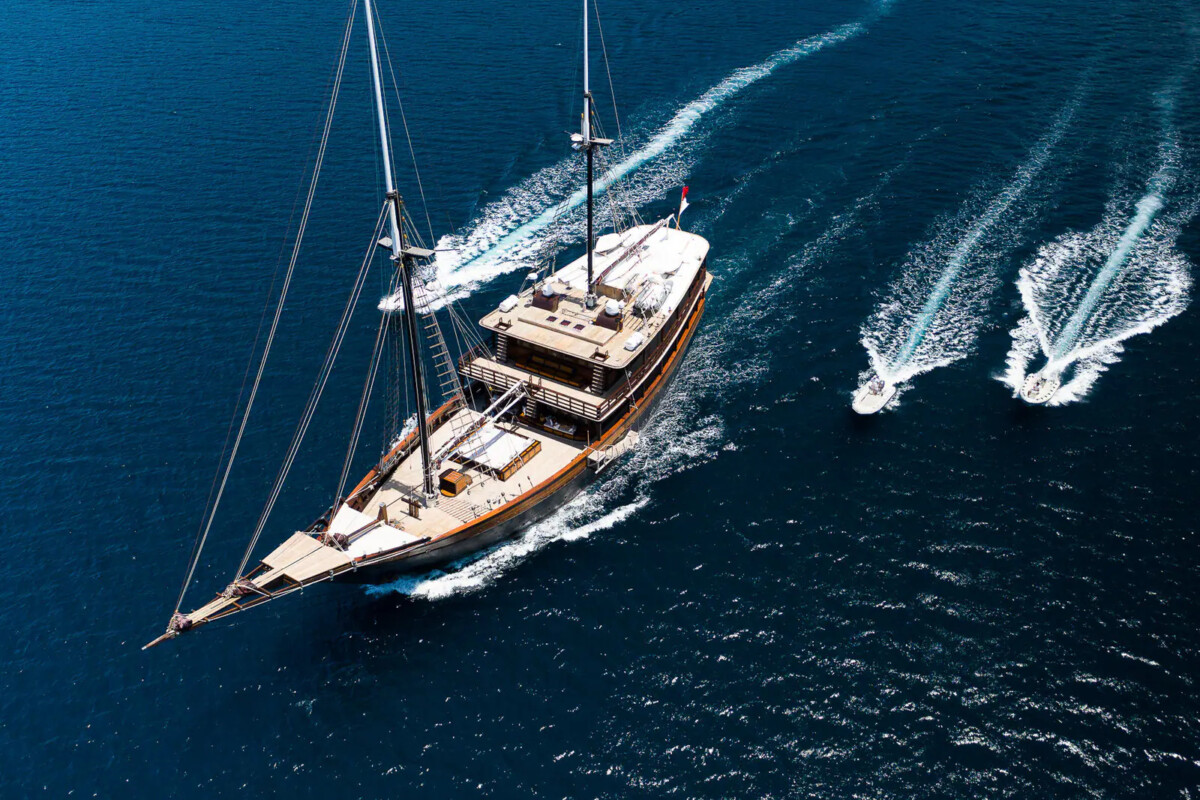 Dunia Baru Yacht for Divers and Non-Divers Alike